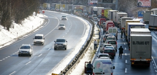 Dopravní nehoda kamionů zastavila provoz na Pražském okruhu. Na místě se tvoří mnohakilometrové kolony (ilustrační foto).