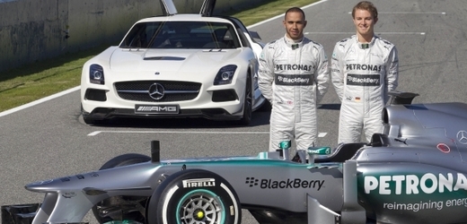 Lewis Hamilton (vlevo) s Nico Rosbergem u nového monopostu Mercedes.