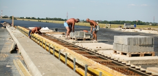 ČSSD by nezaměstnanost v Česku řešila stavbou silnic (ilustrační foto).