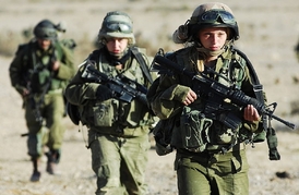 Výcvik izraelské armády. Ženy se nijak nešetří.