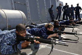 Muži a ženy. Výcvik střelby s M-16 na americké letadlové lodi.