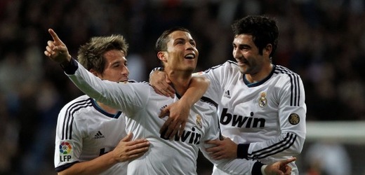 Útočník Realu Madrid Cristiano Ronaldo (uprostřed) slaví gól do sítě Manchesteru United.
