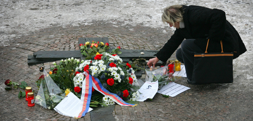 Lidé každoročně nosí v upomínku na Palacha květiny na Václavské náměstí.