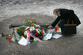 Lidé každoročně nosí v upomínku na Palacha květiny na Václavské náměstí.