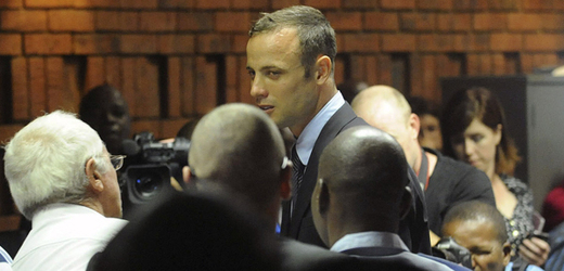 Roman Pistorius u soudu se zarudlýma očima poté, co se při přelíčení rozplakal.