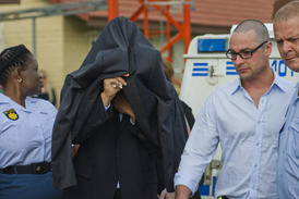 Pistorius na cestě k soudu, který proběhl v pátek 15. února.