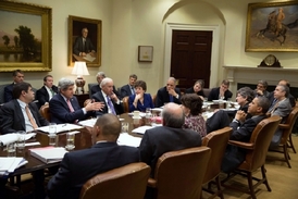Obama je roztrpčen obstrukcemi kolem ministra obrany Hagela. Na snímku se svými spolupracovníky v Bílém domě.