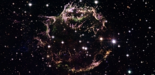 Pozůstatky supernovy Cassiopeia A v naší galaxii, zachycené Hubbleovým teleskopem.