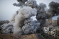 Kouř stoupající po izraleském útoku v Gaze od fotografa Bernata Armangueha.