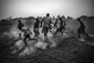 Chlapci hrající fotbal v africké zemi Guinea-Bissau. Tým hraje na pozemku kasáren a polí bývalých portugalských kolonií.