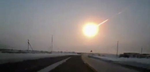 Snímek z jednoho z videí, kterým se podařilo průlet meteoru zachytit. Čím větší meteor při postupu atmosférou je, tím jasněji září. Tento v jednu chvíli konkuroval slunci. 