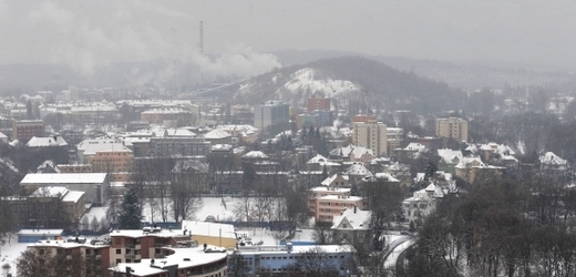 Smog v Ostravě. Na snímku je pohled na město z radniční věže. 