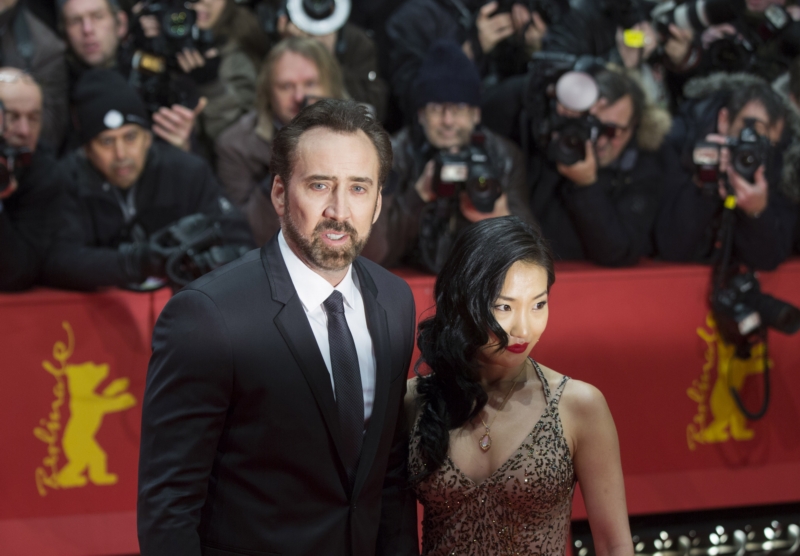 Americký herec, režisér a producent, držitel Oscara, Nikolas Cage s manželkou Alicí. Cage přijel prezentovat animovaný film o "pračlověčí" rodince The Croods.