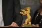 Cenou festivalu je Zlatý medvěd podle symbolu města Berlína. Letočního medvěda za nejlepší film získalo rumunské drama režiséra Calina Petera Netzera Pozitsia copilului (Pozice dítěte).