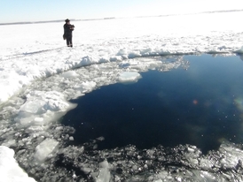 Po meteoritu zůstal v ledu jezera mnohametrový kráter.