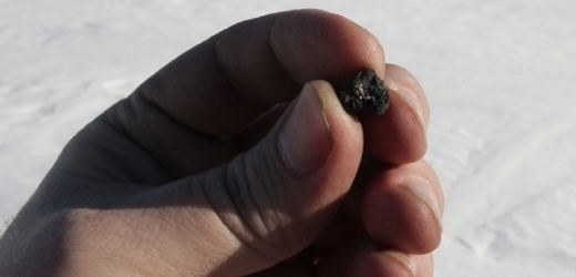 Zatím nalezené drobné úlomky meteoritu.
