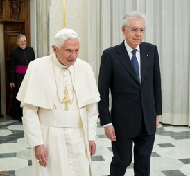 Benedikt XVI. s italským premiérem Montim (vpravo).