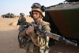 Francouzský sniper na severu Mali.