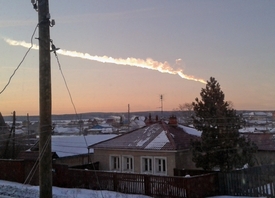 Čeljabinský meteorit nad jednou z uralských vesnic.