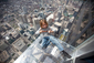Snímek, ze kterého mrazí. Malý návštěvník věže Sears v Chicagu. Skleněné boxy po obvodu 103. patra budovy nabízejí výhled ze 412 metrů a jsou oblíbeným cílem turistů. (Foto: profimedia.cz)