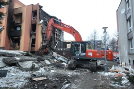 Třípatrový dům s šesti byty je kompletně zničený.