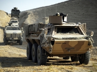 Obrněnce Dingo (vpředu) v Afghánistánu.