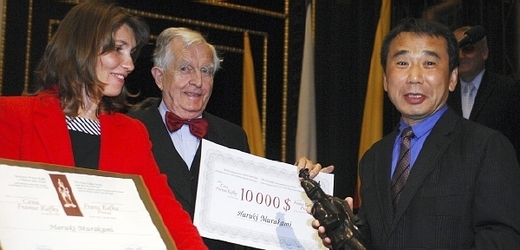 Haruki Murakami v roce 2006 navštívil Prahu a převzal zde literární cenu Franze Kafky.