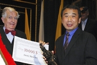 Haruki Murakami v roce 2006 navštívil Prahu a převzal zde literární cenu Franze Kafky.