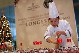 Čínský cukrář připravuje sladkosti pro vánoční menu.
