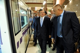 Odstupující premiér Borisov (vpravo) s šéfem Evropské komise Barrosem na podzemní stanici tramvaje v Sofii.