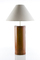 Z kůže v hnědočervené barvě můžete mít i stylovou stolní lampu.