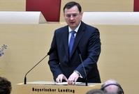 Premiér Petr Nečas při proslovu v bavorském parlamentu.