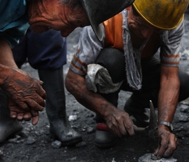 Těžba smaragdů je v Kolumbii výhradně ruční.