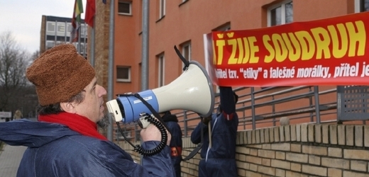 Lidé protestují proti koalici tvořenou ČSSD a KSČM.