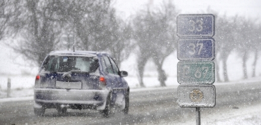 Sníh komplikuje dopravu na silnicích.