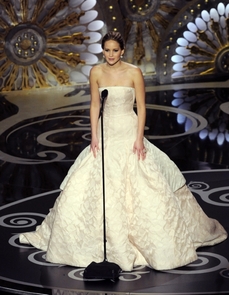 Jennifer Lawrencová na Oscarech převzala cenu za nejlepší ženský výkon ve filmu Terapie láskou.