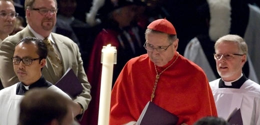 Tisíce lidí podepsaly petici, aby se kardinál Roger Mahony (uprostřed) neúčastnil volby papeže.