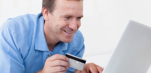 Muži utratí za nákupy v internetových obchodech výrazně více peněz než ženy (ilustrační foto). 