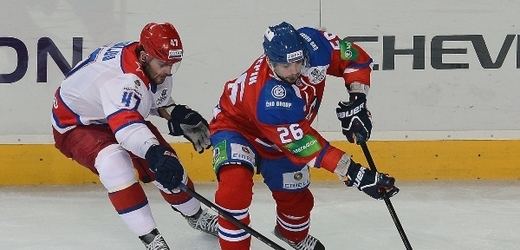 Michal Řepík z celku Lev Praha (vpravo) a Alexandr Radulov z CSKA Moskva.