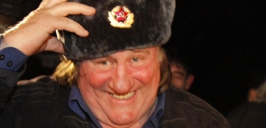 Sluší? Depardieu po příletu do Čečenska.
