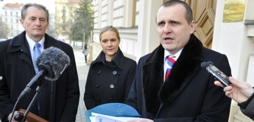 Zleva jsou poslanec VV Josef Novotný, místopředsedkyně strany Petra Quittová a předseda VV Vít Bárta.