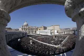 S papežem se do Vatikánu přišly rozloučit desetitisíce lidí.