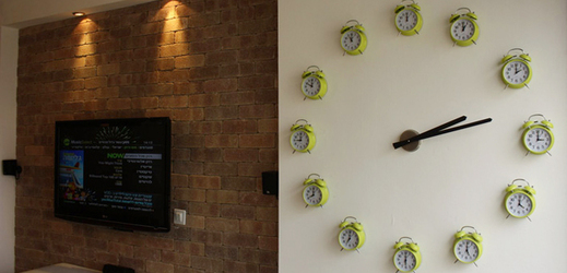 Další skvělý nápad do moderního interiéru: hodinym které tvoří strojek a 12 přesně umístěných budíků.
