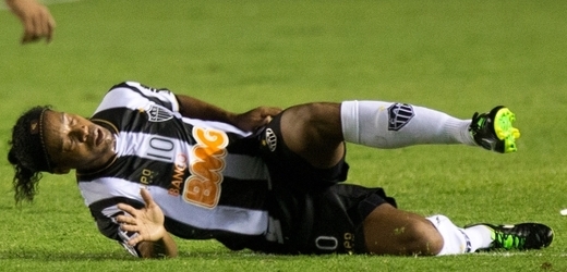 Ronaldinho zůstal po zákroku ležet na trávníku.