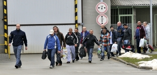 Amnestovaní vězni opouštějí věznici.