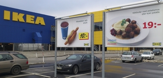 IKEA  v mnoha státech stahuje z prodeje kromě masových kuliček také vídeňské párky. V nich byla také nalezena konina.