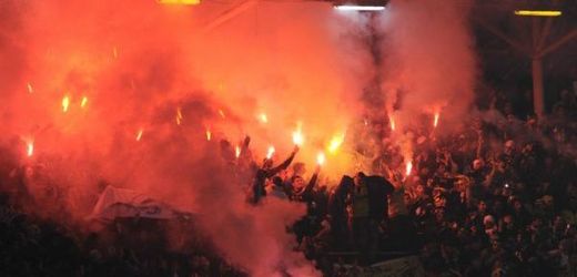 Utkání Fenerbahce Istanbul provázely výtržnosti, proto musí hrát bez fanoušků.