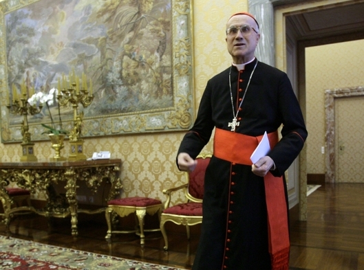 Kardinál komoří Bertone.I ten se může stát papežem.