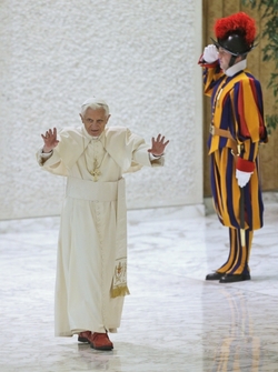 Benedikt XVI. přichází na každotýdenní audienci.