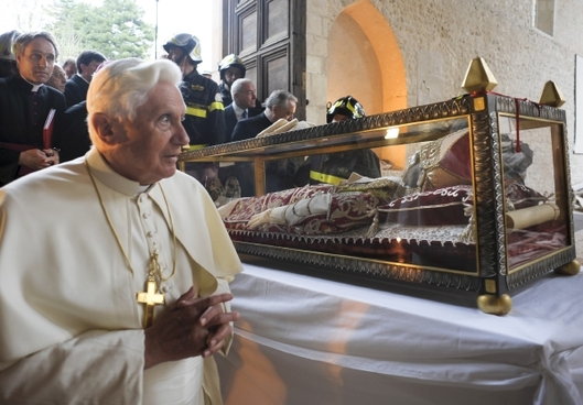 Benedikt XVI. u skleněného sarkofágu s papežem Celestýnem V..
